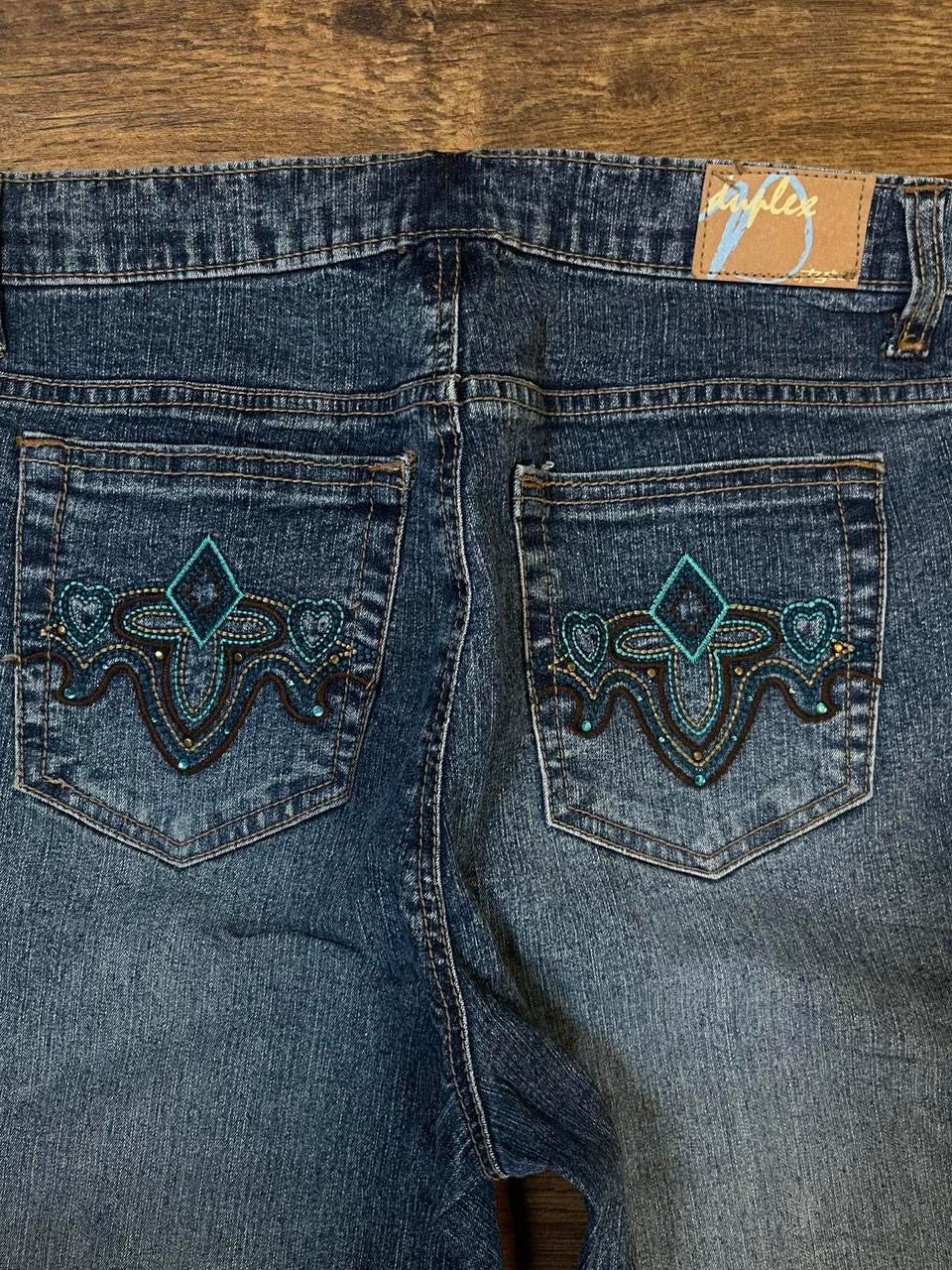 Low rise straight leg jeans with embroidered pockets