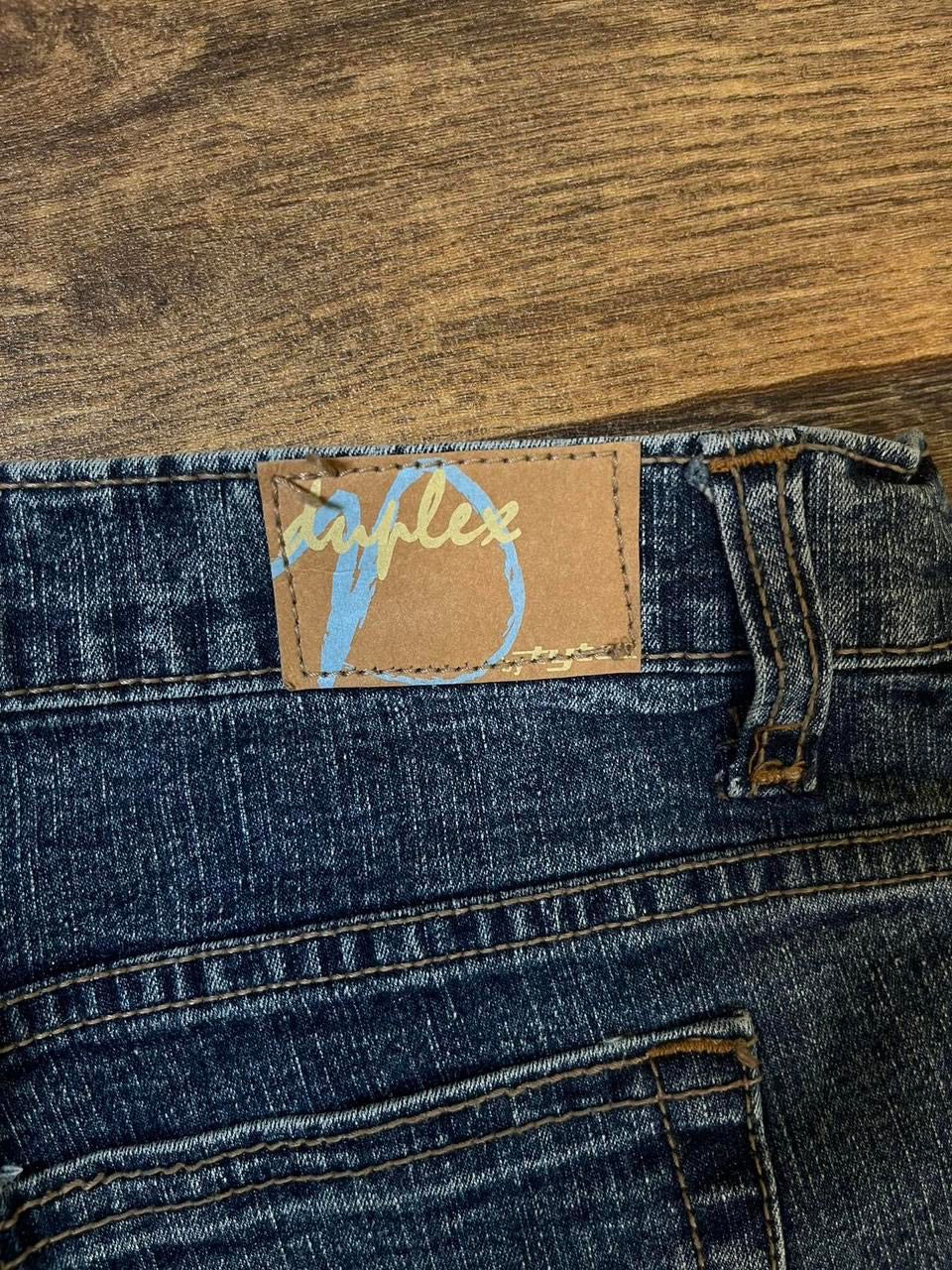 Low rise straight leg jeans with embroidered pockets