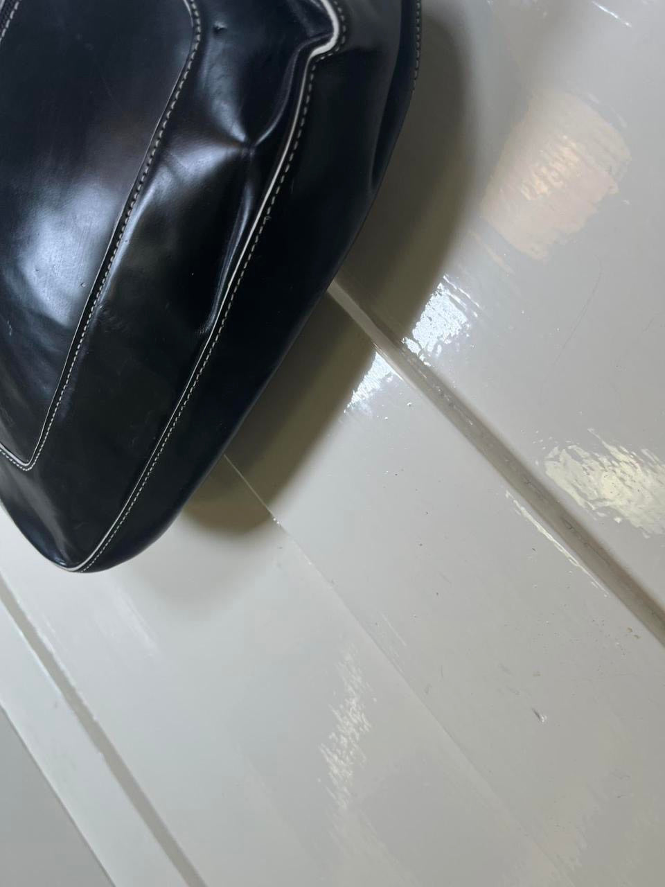 Leather shoulder bag with white stitching