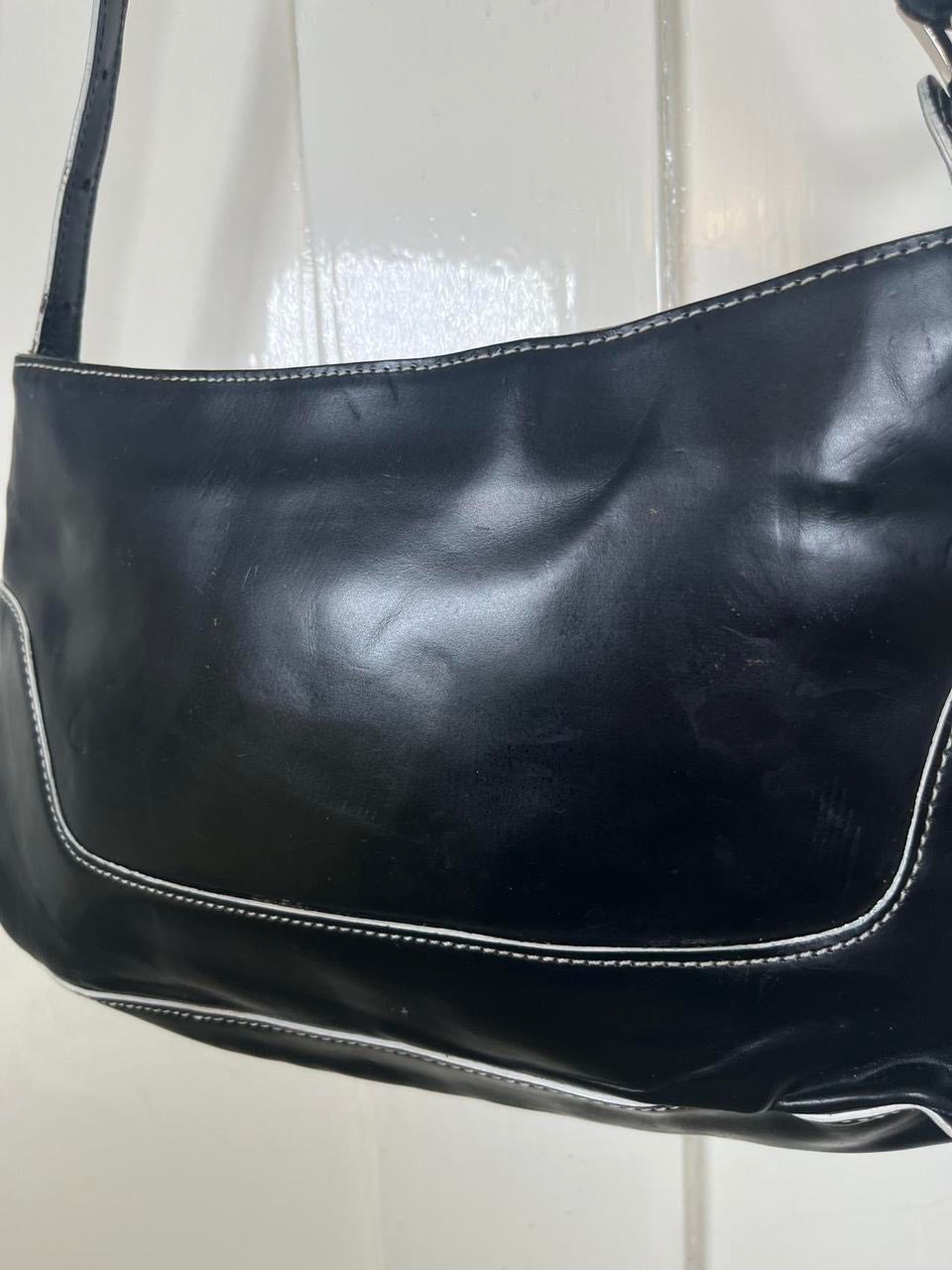 Leather shoulder bag with white stitching