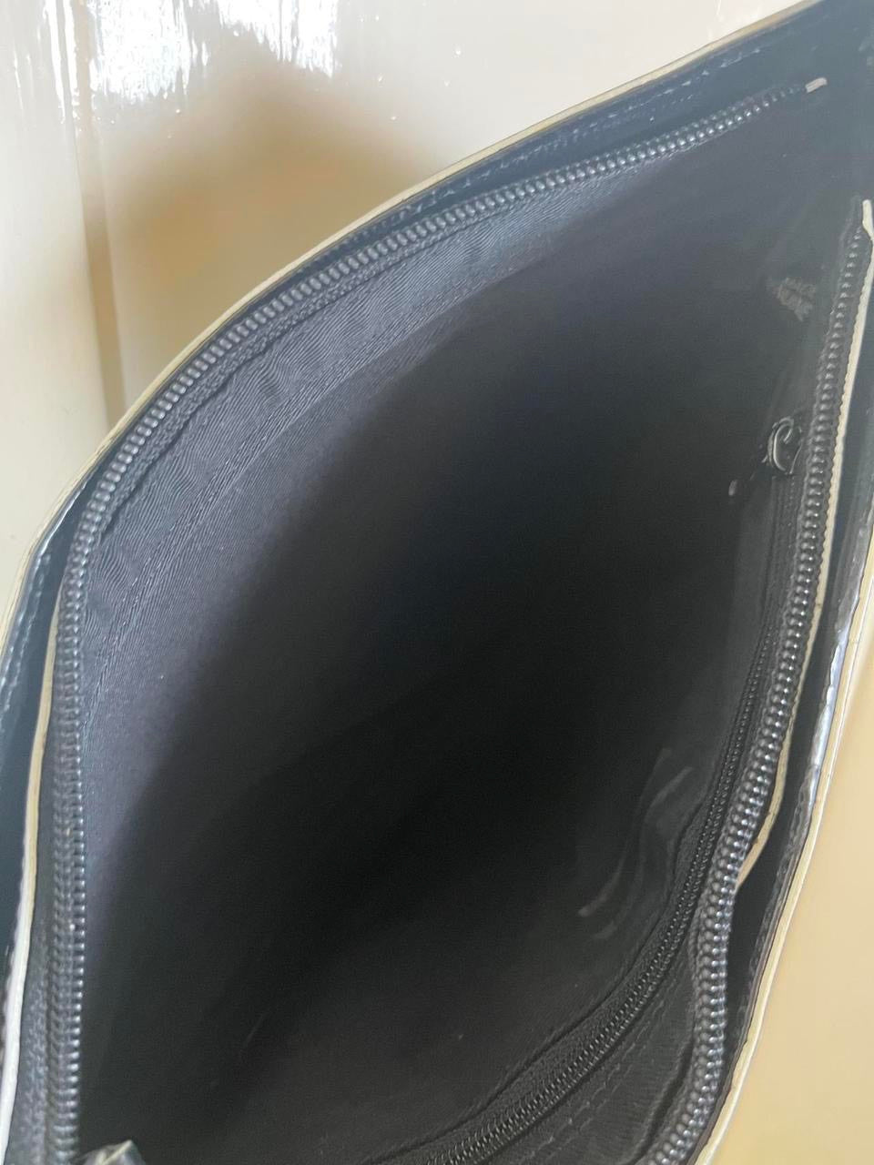 Leather shoulder bag with white stitching